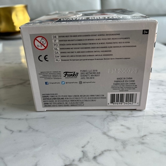 NEW WAYNE GRETZKY Funko Pop! Hockey #32 Edmonton Oilers Figure Canada Exclusive - Picture 8 of 8